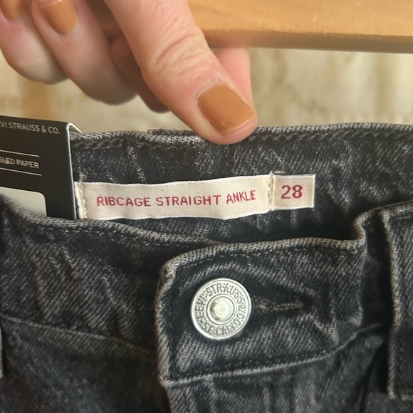 Levi’s Ribcage Straight Ankle Size 28W x 27L - Picture 6 of 11